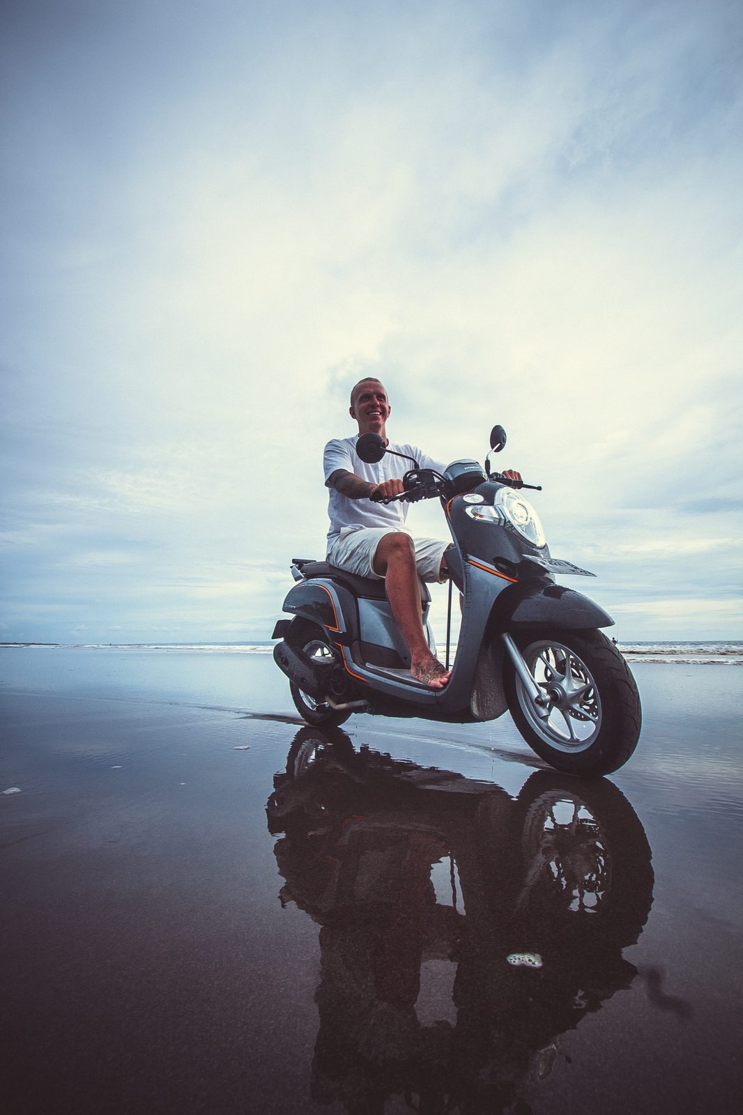 Полихачить по зеркальному Балийскому пляжу на Scoopy и застрять в текстурах ✅