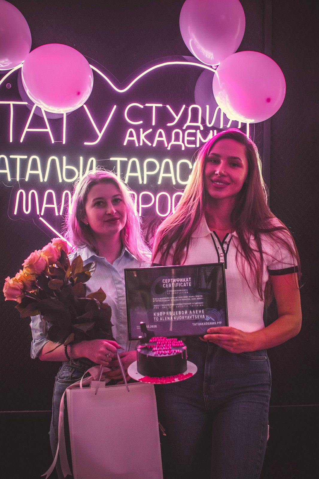 Знакомьтесь, лучезарная Алёна Кудрявцева — выпускница тату-академии Натальи Тарасовой и человек-тату-машина по…