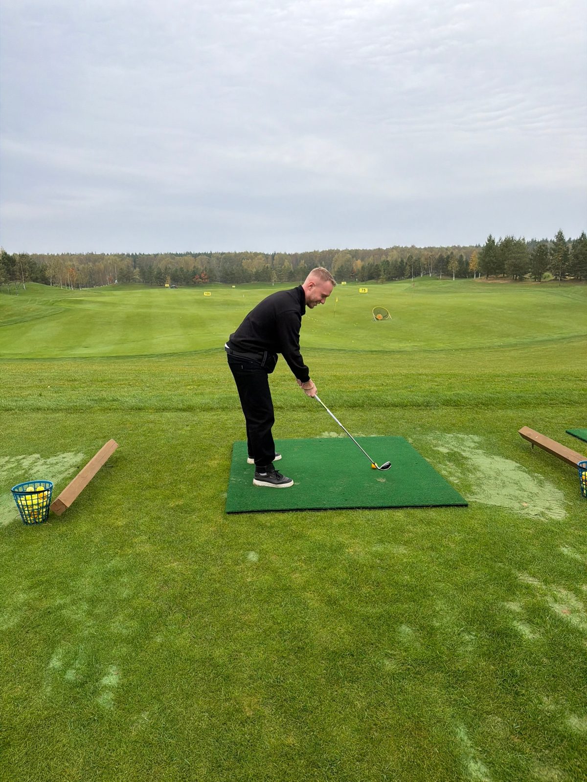 Golf teaches patience. В основном окружающих меня людей. В общем, пока остальные бьют рекорды, я бью по траве.