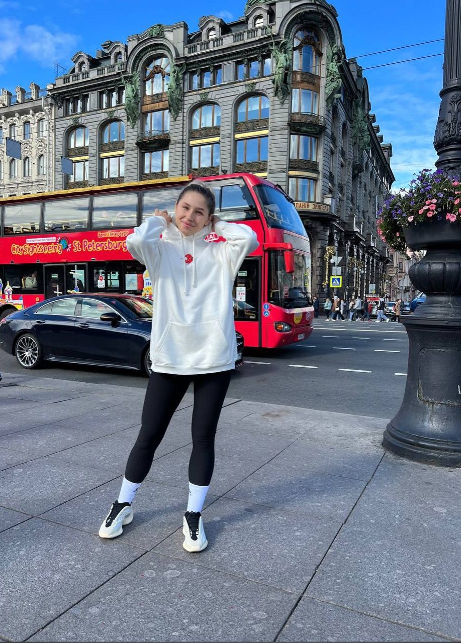 Солнышко сегодня в Питере вышло на чуть-чуть, а я, конечно, успела сфоткаться. Не красилась, да и пофиг. Начин…
